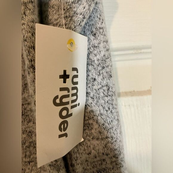 NWT, Rumi and Ryder sweatshirt, pullover, pockets, size large - Picture 2 of 5